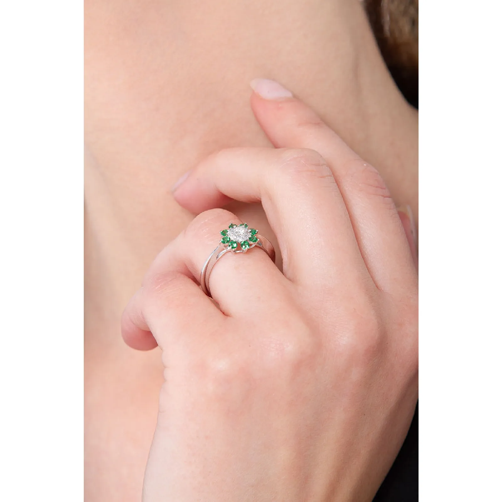 Anello in Oro Bianco 18k con contorno in Smeraldi e Diamanti