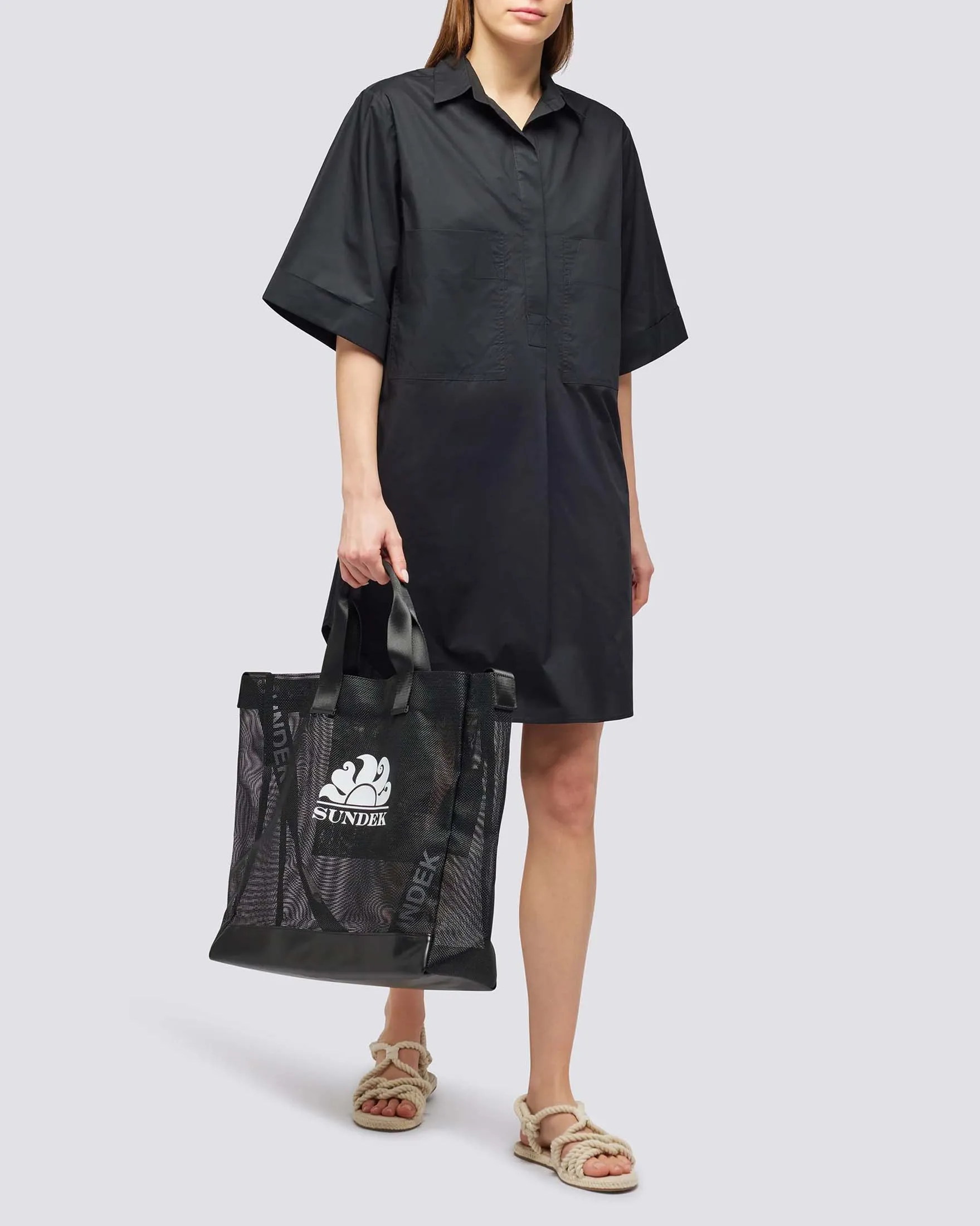Borsa mare grande nera in mesh con base rivestita e tracolla removibile con logo a contrasto