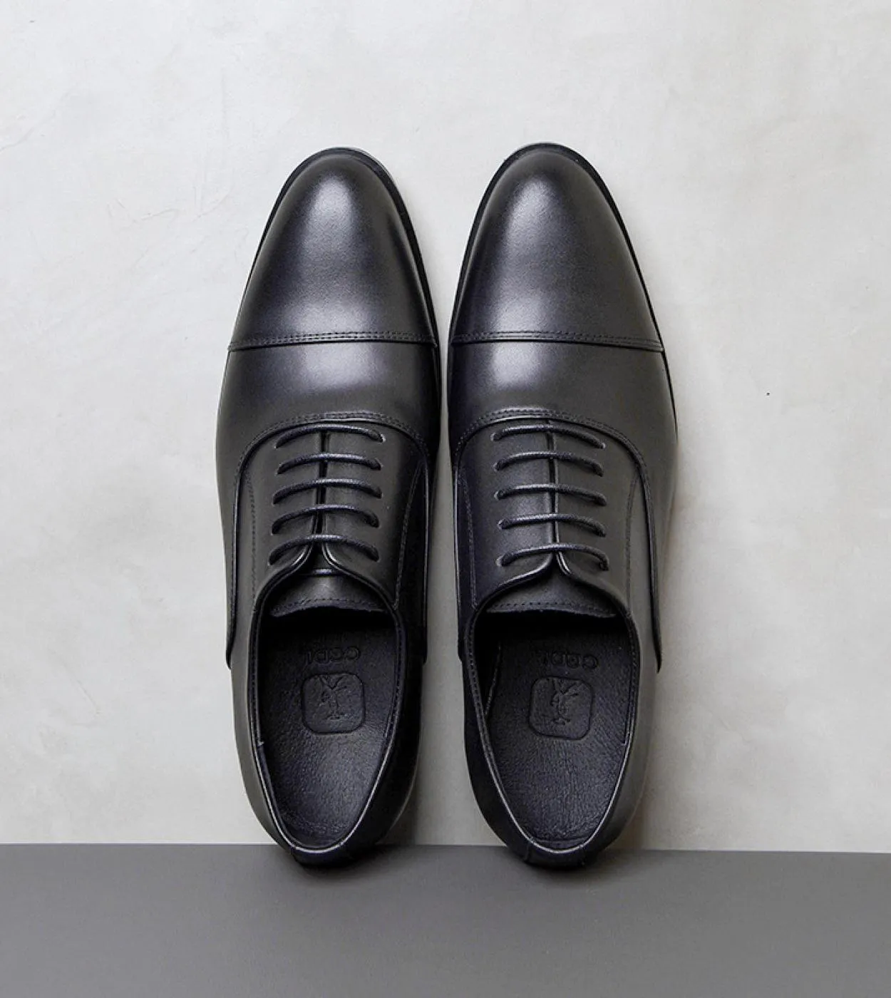 Men's leather shoes with 5 cm high heel. Handmade luxury black genuine leather men's shoes for parties and work.
