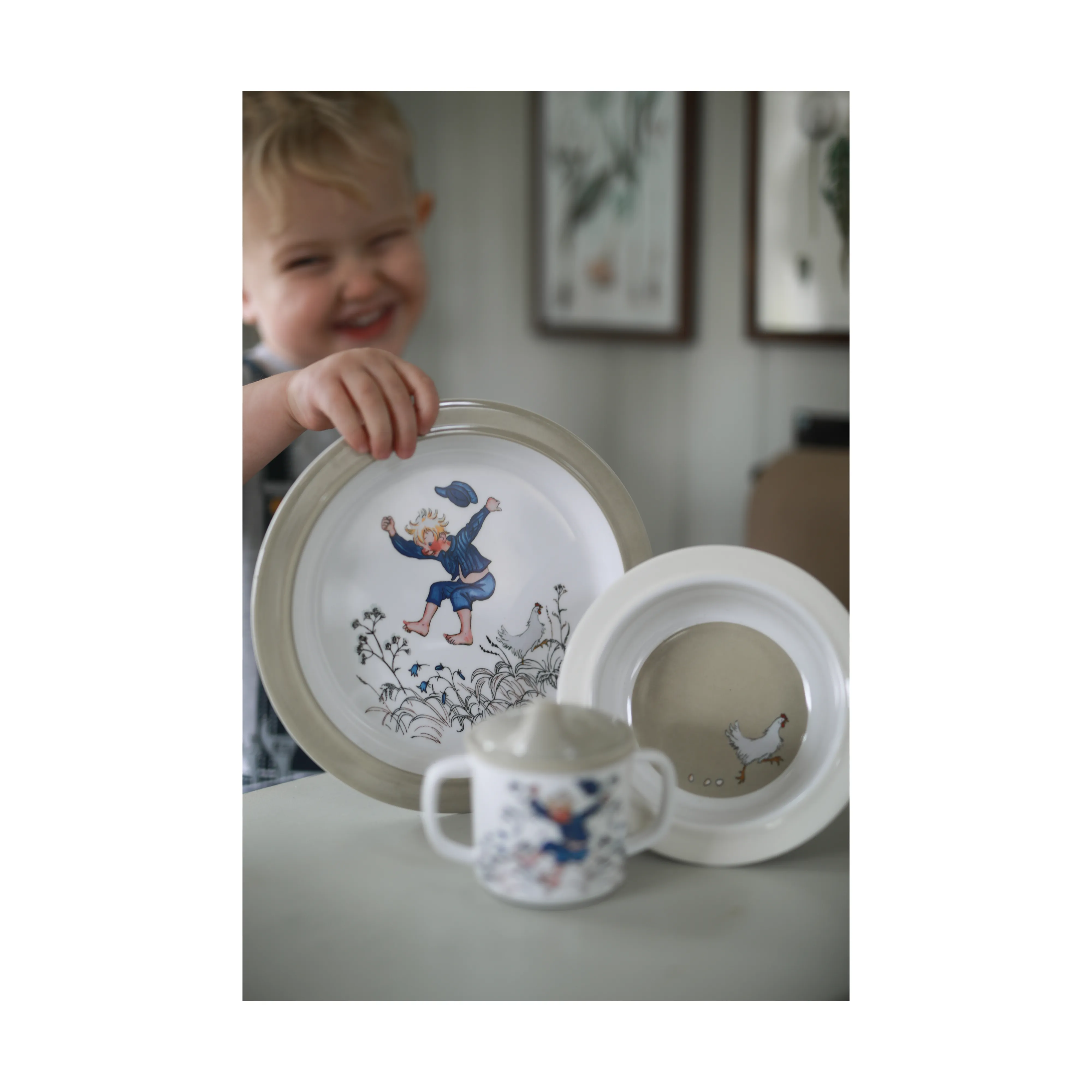 Set di stoviglie per bambini Emil i Lönneberga 3 pezzi.jn{font-size:18px}Bianco-blu